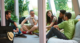 15 Questions to ask at a College Fair Image